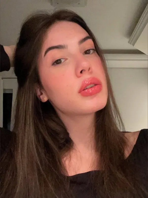 Emily ๐ 18 yr old Hung Tgirl ๐